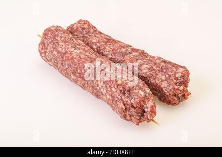 Roh Hackfleisch Kebab Spieß für Braten oder Grill Stockfoto