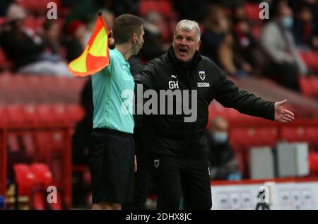 AFC Wimbledon-Manager Glyn Hodges (rechts) reagiert während des Sky Bet League One-Spiels im Valley, London, auf den Linesman. Stockfoto