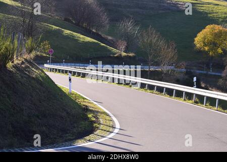 Kurvige Straße durch das Wintersportgebiet hohe Acht während Spätherbst Stockfoto