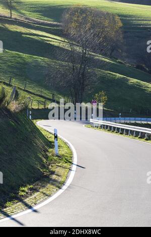 Kurvige Straße durch das Wintersportgebiet hohe Acht während Spätherbst Stockfoto