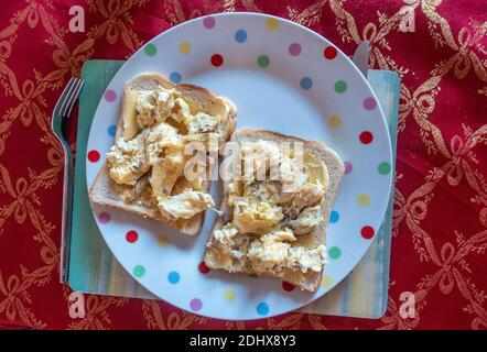 Rührei mit geräucherter Makrele auf Toast. Stockfoto