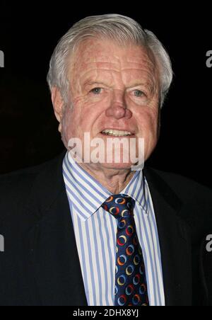 Senator Edward M. Kennedy besucht Backstage mit den Darstellern des Broadway Musicals 'Jersey Boys' am August Wilson Theater in New York City am 13. Januar 2007. Foto: Henry McGee/MediaPunch Stockfoto