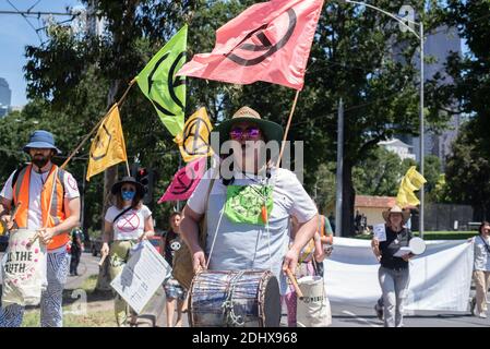 Melbourne, Victoria. 12 Dezember 2020. Extinction Rebellion Rally. Demonstranten marschieren friedlich mit bunten Fahnen und Trommeln. Quelle: Jay Kogler/Alamy Live News Stockfoto