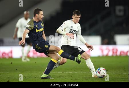 James Chester von Stoke City (links) und Jason Knight von Derby County kämpfen während des Sky Bet Championship-Spiels im Pride Park, Derby, um den Ball. Stockfoto