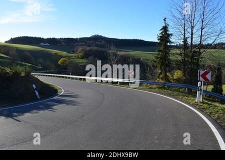 Kurvige Straße durch das Wintersportgebiet hohe Acht während Spätherbst Stockfoto