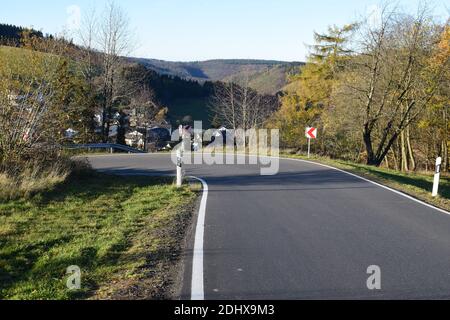 Kurvige Straße durch das Wintersportgebiet hohe Acht während Spätherbst Stockfoto