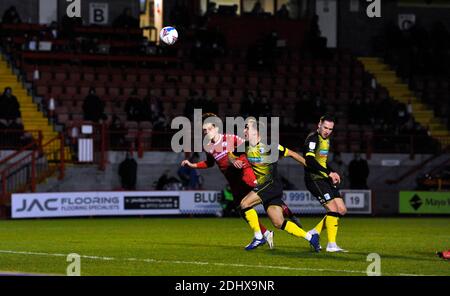 Crawley UK 12. Dezember 2020 - Tom Nichols von Crawley steht gegen die Bar, die zu ihrem zweiten Tor führte, das Max Watters während des Sky Bet EFL League Two-Spiels zwischen Crawley Town und Barrow AFC im People's Pension Stadium erzielte - nur für redaktionelle Zwecke. Keine Verkaufsförderung. - für Details kontaktieren Sie Football Dataco : Credit Simon Dack TPI / Alamy Live News - nur zur redaktionellen Verwendung. Keine Verkaufsförderung. Für Football-Bilder gelten Einschränkungen für FA und Premier League. Keine Nutzung des Internets/Handys ohne FAPL-Lizenz - für Details wenden Sie sich an Football Dataco Stockfoto