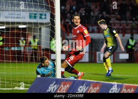 Crawley UK 12. Dezember 2020 - Max Watters of Crawley trifft im Rahmen des Spiels Sky Bet EFL League Two zwischen Crawley Town und Barrow AFC im People's Pension Stadium ihr zweites Tor aus nächster Nähe Foto Simon Dack / Telephoto Images. - Nur redaktionelle Verwendung. Kein Merchandising. - Für Details kontaktieren Sie Football Dataco : Credit Simon Dack TPI / Alamy Live News Stockfoto