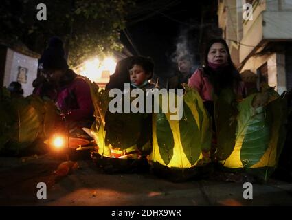 Kathmandu, Bagmati, Nepal. Dezember 2020. Nepalesische Hindu-Anhänger leuchten während des Bala Chaturdashi-Festivals, in Erinnerung an deceasedÂ Geliebte, in Kathmandu, Nepal am 12. Dezember 2020.Â das Bala Chaturdashi-Festival wird zu Ehren der verstorbenen Mitglieder der Familie gefeiert, bei denen Anhänger sieben verschiedene Arten von Samen streuen. Eifrige Anhänger verbrachten eine ganze Nacht wach und zündeten Öllampen im Namen des Gedächtnisses des Verstorbenen, vor einem Tag an. Viele Menschen sind in diesem Jahr an COVID-19 gestorben. Quelle: Sunil Sharma/ZUMA Wire/Alamy Live News Stockfoto