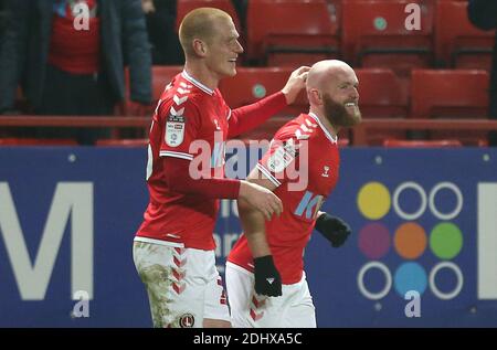 Charlton Athletic's Jonny Williams (rechts) feiert das dritte Tor seiner Mannschaft mit Teamkollegen während des Sky Bet League One Matches im Valley, London. Stockfoto