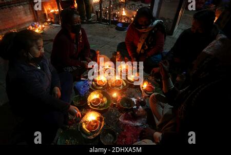 Kathmandu, Bagmati, Nepal. Dezember 2020. Nepalesische hinduistische Anhänger führen während des Festivals Bala Chaturdashi, in Erinnerung an deceasedÂ Geliebte, am 12. Dezember 2020 in Kathmandu, Nepal, religiöse Rituale durch.Â das Festival Bala Chaturdashi wird zu Ehren der verstorbenen Familienmitglieder gefeiert, bei denen Anhänger sieben verschiedene Arten von Samen streuen. Eifrige Anhänger verbrachten eine ganze Nacht wach und zündeten Öllampen im Namen des Gedächtnisses des Verstorbenen, vor einem Tag an. Viele Menschen sind in diesem Jahr an COVID-19 gestorben. Quelle: Sunil Sharma/ZUMA Wire/Alamy Live News Stockfoto