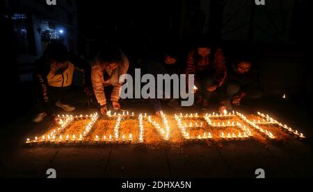 Kathmandu, Bagmati, Nepal. Dezember 2020. Nepalesische hinduistische Anhänger zünden Butterlampen während des Bala Chaturdashi-Festivals an, in Erinnerung an deceasedÂ Geliebte, in Kathmandu, Nepal am 12. Dezember 2020.Â das Bala Chaturdashi-Festival wird zu Ehren der verstorbenen Mitglieder der Familie gefeiert, bei denen Anhänger sieben verschiedene Arten von Samen streuen. Eifrige Anhänger verbrachten eine ganze Nacht wach und zündeten Öllampen im Namen des Gedächtnisses des Verstorbenen, vor einem Tag an. Viele Menschen sind in diesem Jahr an COVID-19 gestorben. Quelle: Sunil Sharma/ZUMA Wire/Alamy Live News Stockfoto