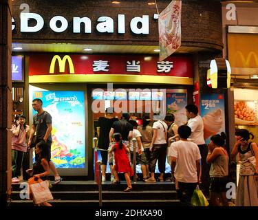 Menge vor einem McDonald’s Restaurant in Shanghai Stockfoto