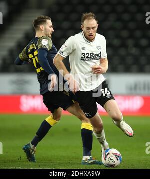 Nick Powell von Stoke City (links) und Matt Clarke von Derby County kämpfen während des Sky Bet Championship-Spiels im Pride Park, Derby, um den Ball. Stockfoto