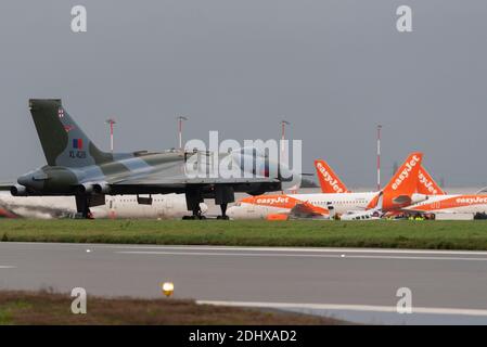 London Southend Airport, Essex, Großbritannien. Dezember 2020. Avro Vulcan B2 Bomber Seriennummer XL426 wurde an die Royal Air Force im Jahr 1962 geliefert und diente durch den Kalten Krieg als Teil der nuklearen Abschreckung und darüber hinaus bis zur Pensionierung im Jahr 1986, nach dem es gekauft wurde für die Anzeige von einem Individuum in Southend. Nach jahrelangeem Schmachten wurde es vom Vulcan Restoration Trust übernommen, einer Wohltätigkeitsorganisation, die von Freiwilligen geleitet wurde, die es wieder unter Bodenbedingungen hergestellt haben. Heute hielten sie eine seltene Hochgeschwindigkeitsfahrt über die Landebahn von Southend ab, vorbei an den vielen geerdeten easyJet-Flugzeugen Stockfoto