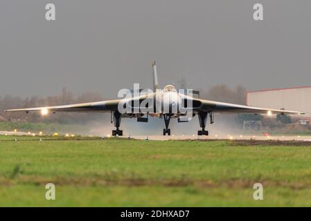 London Southend Airport, Essex, Großbritannien. Dezember 2020. Avro Vulcan B2 Bomber Seriennummer XL426 wurde an die Royal Air Force im Jahr 1962 geliefert und diente durch den Kalten Krieg als Teil der nuklearen Abschreckung und darüber hinaus bis zur Pensionierung im Jahr 1986, nach dem es gekauft wurde für die Anzeige von einem Individuum in Southend. Nach jahrelangeem Schmachten wurde es vom Vulcan Restoration Trust übernommen, einer Wohltätigkeitsorganisation, die von Freiwilligen geleitet wurde, die es wieder unter Bodenbedingungen hergestellt haben. Heute hielten sie eine seltene Hochgeschwindigkeitsfahrt auf der Landebahn von Southend ab Stockfoto