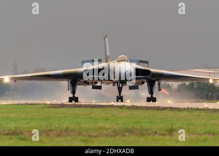 London Southend Airport, Essex, Großbritannien. Dezember 2020. Avro Vulcan B2 Bomber Seriennummer XL426 wurde an die Royal Air Force im Jahr 1962 geliefert und diente durch den Kalten Krieg als Teil der nuklearen Abschreckung und darüber hinaus bis zur Pensionierung im Jahr 1986, nach dem es gekauft wurde für die Anzeige von einem Individuum in Southend. Nach jahrelangeem Schmachten wurde es vom Vulcan Restoration Trust übernommen, einer Wohltätigkeitsorganisation, die von Freiwilligen geleitet wurde, die es wieder unter Bodenbedingungen hergestellt haben. Heute hielten sie eine seltene Hochgeschwindigkeitsfahrt auf der Landebahn von Southend ab Stockfoto