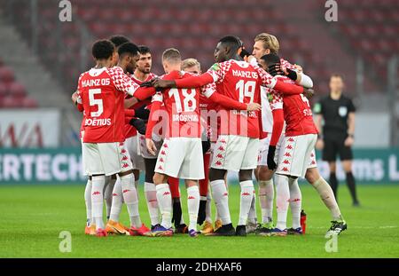 Mainz, Deutschland. Dezember 2020. Fußball: Bundesliga, FSV Mainz 05 - 1 FC Köln, 11. Spieltag. Das Mainzer Team beim Kick-off. Quelle: Torsten Silz/dpa - WICHTIGER HINWEIS: Gemäß den Bestimmungen der DFL Deutsche Fußball Liga und des DFB Deutscher Fußball-Bund ist es untersagt, im Stadion und/oder aus dem Spiel aufgenommene Aufnahmen in Form von Sequenzbildern und/oder videoähnlichen Fotoserien zu nutzen oder auszunutzen./dpa/Alamy Live News Stockfoto