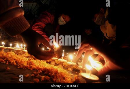 Kathmandu, Bagmati, Nepal. Dezember 2020. Nepalesische hinduistische Anhänger zünden Butterlampen während des Bala Chaturdashi-Festivals an, in Erinnerung an deceasedÂ Geliebte, in Kathmandu, Nepal am 12. Dezember 2020.Â das Bala Chaturdashi-Festival wird zu Ehren der verstorbenen Mitglieder der Familie gefeiert, bei denen Anhänger sieben verschiedene Arten von Samen streuen. Eifrige Anhänger verbrachten eine ganze Nacht wach und zündeten Öllampen im Namen des Gedächtnisses des Verstorbenen, vor einem Tag an. Viele Menschen sind in diesem Jahr an COVID-19 gestorben. Quelle: Sunil Sharma/ZUMA Wire/Alamy Live News Stockfoto