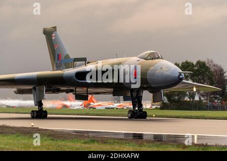 London Southend Airport, Essex, Großbritannien. Dezember 2020. Avro Vulcan B2 Bomber Seriennummer XL426 wurde an die Royal Air Force im Jahr 1962 geliefert und diente durch den Kalten Krieg als Teil der nuklearen Abschreckung und darüber hinaus bis zur Pensionierung im Jahr 1986, nach dem es gekauft wurde für die Anzeige von einem Individuum in Southend. Nach jahrelangeem Schmachten wurde es vom Vulcan Restoration Trust übernommen, einer Wohltätigkeitsorganisation, die von Freiwilligen geleitet wurde, die es wieder unter Bodenbedingungen hergestellt haben. Heute hielten sie eine seltene Hochgeschwindigkeitsfahrt auf der Landebahn von Southend ab Stockfoto