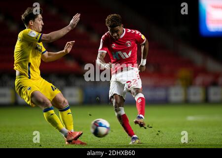 LONDON, ENGLAND. 12. DEZEMBER Ian Maatsen von Charlton Athletic tritt den Ball während des Sky Bet League 1-Spiels zwischen Charlton Athletic und AFC Wimbledon am Samstag, 12. Dezember 2020 im The Valley, London. (Kredit: Juan Gasparini - MI News) Kredit: MI Nachrichten & Sport /Alamy Live Nachrichten Stockfoto