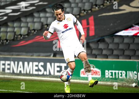 MILTON KEYNES, ENGLAND. DEZEMBER. Milton Keynes Dons George Williams während der zweiten Hälfte der Sky Bet League ein Spiel zwischen MK Dons und Burton Albion im Stadium MK, Milton Keynes am Samstag 12. Dezember 2020. (Kredit: John Cripps - MI News) Kredit: MI Nachrichten & Sport /Alamy Live Nachrichten Stockfoto