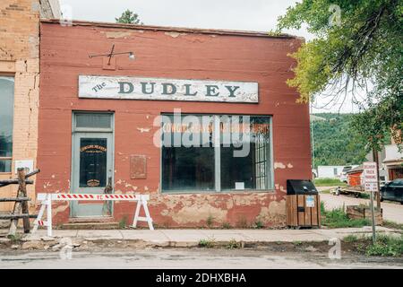 Virginia City, Montana - 29. Juni 2020: Altes historisches Gebäude der Dudley, verlassen, in der Geisterstadt Stockfoto