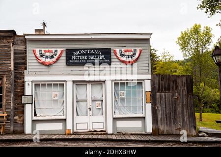 Virginia City, Montana - 29. Juni 2020: Altes historisches Gebäude Montana Bildergalerie verlassen, in der Geisterstadt Stockfoto