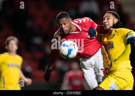 LONDON, ENGLAND. 12. DEZEMBER Chuks Aneke von Charlton Athletic mit einem Header während des Sky Bet League 1-Spiels zwischen Charlton Athletic und AFC Wimbledon im The Valley, London am Samstag, 12. Dezember 2020. (Kredit: Juan Gasparini - MI News) Kredit: MI Nachrichten & Sport /Alamy Live Nachrichten Stockfoto