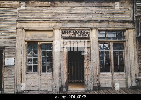 Virginia City, Montana - 29. Juni 2020: Altes historisches Gebäude H McGovern Trockenwaren und Anschauungen, verlassen, in der Geisterstadt Stockfoto