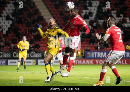 LONDON, ENGLAND. 12. DEZEMBER Chuks Aneke mit einem Kopfball während des Sky Bet League 1-Spiels zwischen Charlton Athletic und AFC Wimbledon im The Valley, London am Samstag, 12. Dezember 2020. (Kredit: Juan Gasparini - MI News) Kredit: MI Nachrichten & Sport /Alamy Live Nachrichten Stockfoto