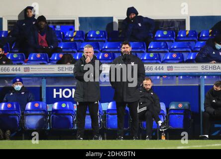 Ipswich Town Manager Paul Lambert und Assistant Manager Stuart Taylor reagieren auf der Touchline während des Sky Bet League One Matches in der Portman Road, Ipswich. Stockfoto