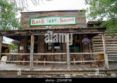 Virginia City, Montana - 29. Juni 2020: Alte historische Bale of Hay Saloon, in der Geisterstadt Stockfoto