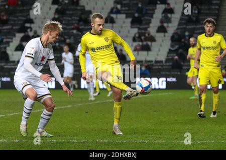 MILTON KEYNES, ENGLAND. DEZEMBER. Burton Albion's Charles Vernam in der zweiten Hälfte der Sky Bet League ein Spiel zwischen MK Dons und Burton Albion im Stadium MK, Milton Keynes am Samstag 12. Dezember 2020. (Kredit: John Cripps - MI News) Kredit: MI Nachrichten & Sport /Alamy Live Nachrichten Stockfoto