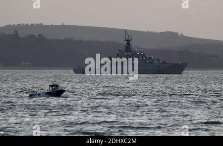 Das Offshore-Patrouillenschiff HMS Mersey der Royal Navy River-Klasse vor Anker im Solent vor der Isle of Wight, einem von vier Flusspatrouillenschiffen, die von der Regierung in Bereitschaft gesetzt wurden, um sich vor europäischen Trawlern zu schützen, die britisches Territorium betreten, wenn die Handelsgespräche mit Brüssel scheitern. Stockfoto