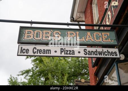 Virginia City, Montana - 29. Juni 2020: Schild für Bobs Place, ein Restaurant, das Pizza und Eis serviert Stockfoto