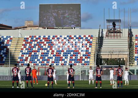 Crotone, Italien. 12. Dez, 2020. Schweigeminute zu erinnern Paolo Rossi während der Serie A Fußballspiel zwischen FC Crotone - Spezia Calcio, Stadio Ezio Scida am 12. Dezember 2020 in Crotone Italien /LM Credit: Independent Photo Agency/Alamy Live News Stockfoto