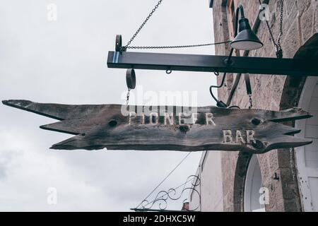 Virginia City, Montana - 29. Juni 2020: Zeichen für Pioneer Bar, ein Salon in der wilden West Geisterstadt Stockfoto