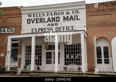 Virginia City, Montana - 29. Juni 2020: Schild und Außenansicht für das Wells Fargo Overland Mail and Express Office Stockfoto