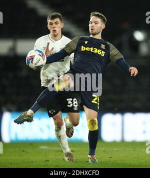 Jason Knight von Derby County (links) und Nick Powell von Stoke City in Aktion während des Sky Bet Championship-Spiels im Pride Park, Derby. Stockfoto