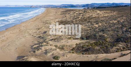 Der Pazifische Ozean wäscht sich gegen die Küste von Zentralkalifornien in Morro Bay. Diese wunderschöne Küstenregion ist für ihre malerischen Strände bekannt. Stockfoto