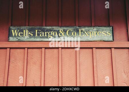 Nevada City, Montana - 29. Juni 2020: Zeichen für den Bahnhof Wells Fargo CO und Express in der Geisterstadt Nevada City in Zentral-Montana Stockfoto