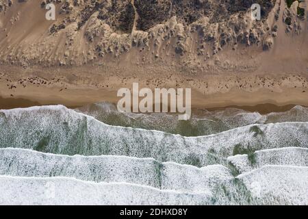 Der Pazifische Ozean wäscht sich gegen die Küste von Zentralkalifornien in Morro Bay. Diese wunderschöne Küstenregion ist für ihre malerischen Strände bekannt. Stockfoto