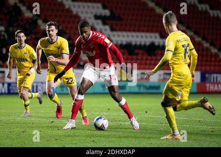 LONDON, ENGLAND. 12. DEZEMBER Chuks Aneke von Charlton Athletic kontrolliert den Ball während des Sky Bet League 1-Spiels zwischen Charlton Athletic und AFC Wimbledon am Samstag, 12. Dezember 2020 in The Valley, London. (Kredit: Juan Gasparini - MI News) Kredit: MI Nachrichten & Sport /Alamy Live Nachrichten Stockfoto