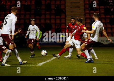 CREWE, ENGLAND. 12. DEZEMBER Crewe's Ryan Wintle schießt und punktet während des Sky Bet League 1 Spiels zwischen Crewe Alexandra und Northampton Town im Alexandra Stadium, Crewe am Samstag, 12. Dezember 2020, um es 2-1 in zusätzlicher Zeit zu erreichen. (Kredit: Chris Donnelly, MI News) Kredit: MI Nachrichten & Sport /Alamy Live Nachrichten Stockfoto