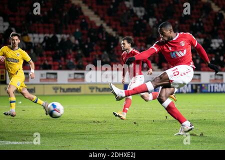 LONDON, ENGLAND. 12. DEZEMBER Chuks Aneke von Charlton Athletic schießt am Samstag, 12. Dezember 2020, im Sky Bet League 1-Spiel zwischen Charlton Athletic und AFC Wimbledon in The Valley, London, ein Tor. (Kredit: Juan Gasparini - MI News) Kredit: MI Nachrichten & Sport /Alamy Live Nachrichten Stockfoto