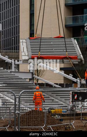 Wembley Stadium, Wembley Park, Großbritannien. 12. Dezember 2020.die Bauarbeiten an der neuen olympischen Treppe, die die vor kurzem abgerissene Trittstraße ersetzen wird, werden fortgesetzt und führen die Menschen vom olympischen Weg zur Kasse und zur Konkursverwaltung. Amanda Rose/Alamy Live News Stockfoto