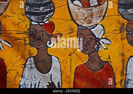 Afrika, Gambia. Hauptstadt Banjul. Lokale Batik-Werkstatt, bunte handbemalte Textilien, die jeden Tag afrikanisches Leben und Kleidung darstellen. Computergesteuert Stockfoto