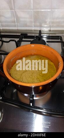 'Bagna Caoda' ein typisches Gericht Norditaliens mit Knoblauchcreme und Sardellen mit gemischtem Gemüse. Stockfoto