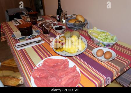 'Bagna Caoda' ein typisches Gericht Norditaliens mit Knoblauchcreme und Sardellen mit gemischtem Gemüse. Stockfoto